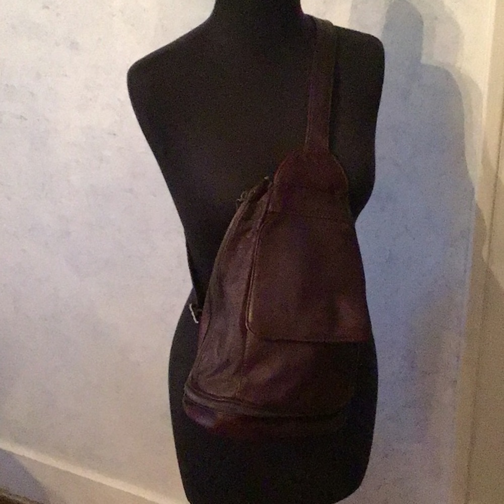 Wilson’s #Adventure Bound #sling bag - Picture 3 of 13